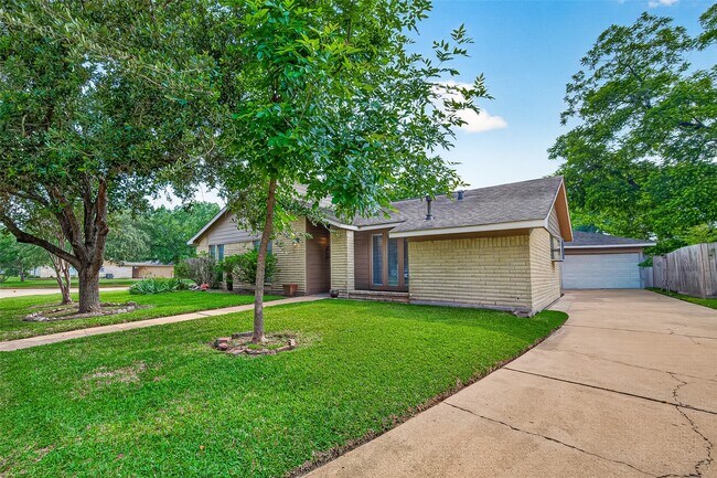 Foto del edificio - 7403 Shady Vale Ln