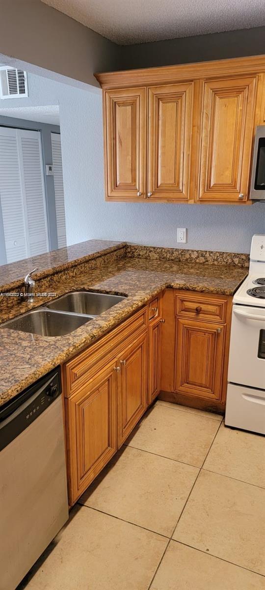Building Photo - 1562 Lake Crystal Dr