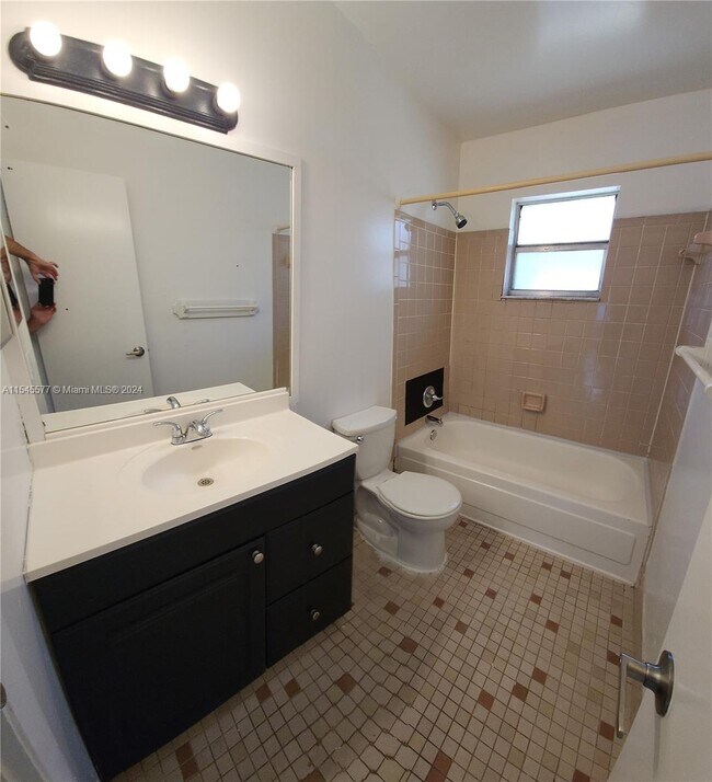 Foto del edificio - 1750 SW 21st St