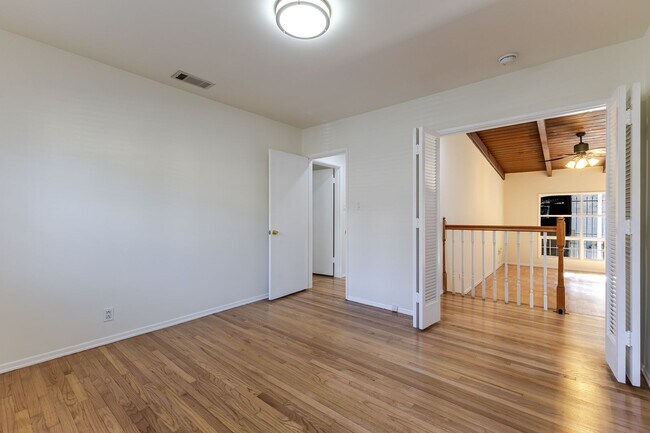 Foto del edificio - Charming 3-Bedroom Single Family Home in M...