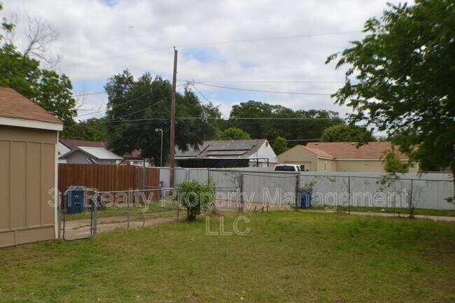 Foto del edificio - 1520 Pebblewood Dr