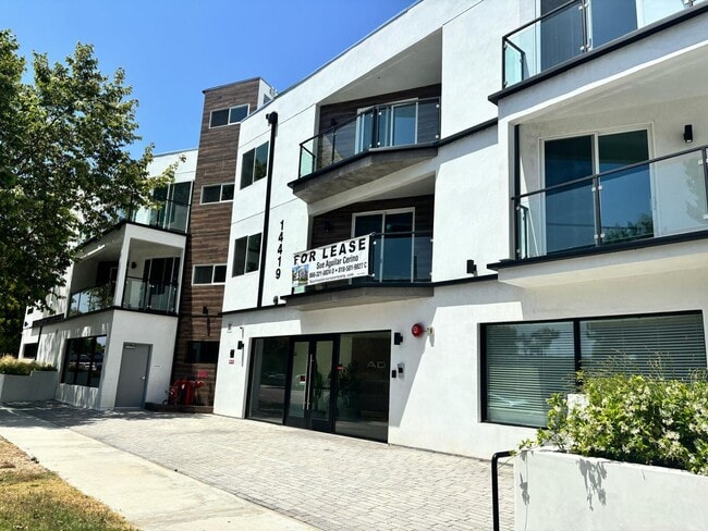 Building Photo - Riverside 4 Lease