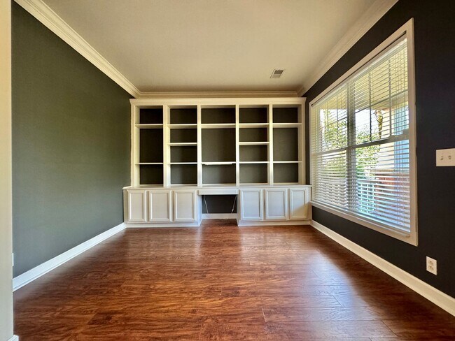 Building Photo - 3 Bed, 2 Offices, 2.5 Bath w/ 2 Car Garage...