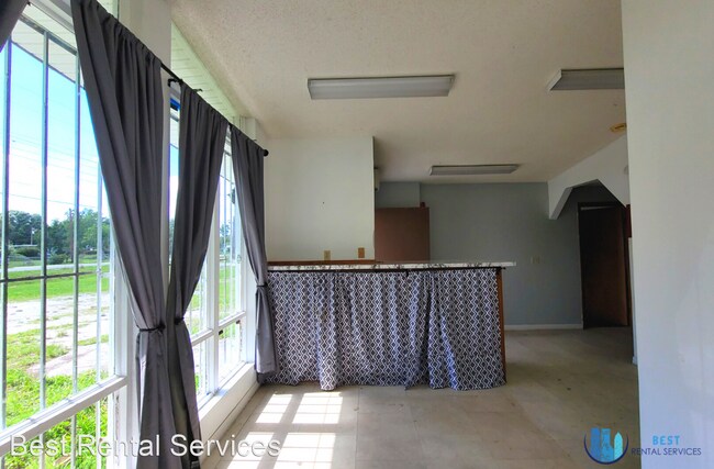 Building Photo - 4 br, 1.5 bath House - 1206 S Wabash Ave