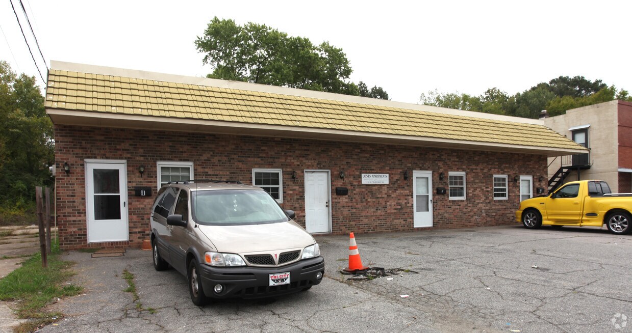 112 N Fieldcrest, Eden, NC 27288 Apartments in Eden, NC