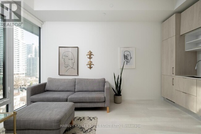 Building Photo - 8 Hillsdale Ave E