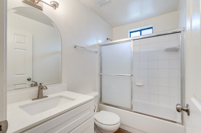 Baño 1 con tocador renovado y encimeras de cuarzo. - 3138 E Adams St