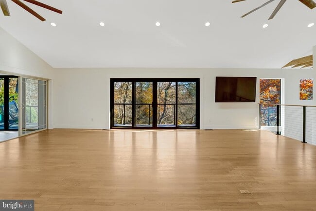 Building Photo - 6120 Beachway Dr