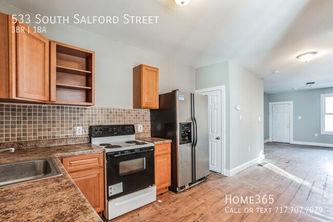 Building Photo - Stunning 3 Bedroom 1 Bathroom Home - Looki...