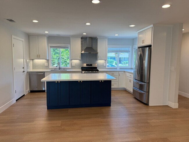 Foto del edificio - Beautiful Fully Remodeled 4 Bedroom 2 Bath...