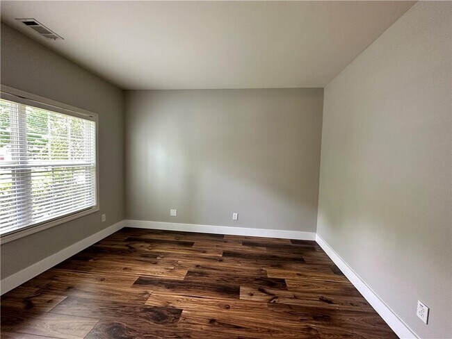 Building Photo - 2758 Suttonwood Way NE