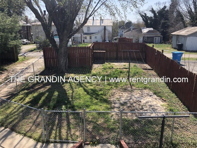 Building Photo - 725 Highland Avenue Southeast - B Upper