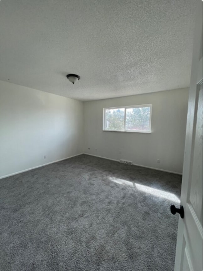 Building Photo - Triplex townhome blocks away from Anshutz Hospital