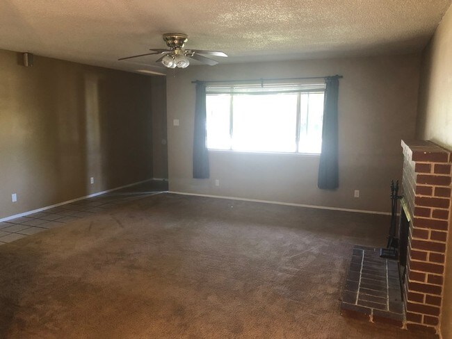 Building Photo - Charming 2 bed 1 bath duplex in Sacramento