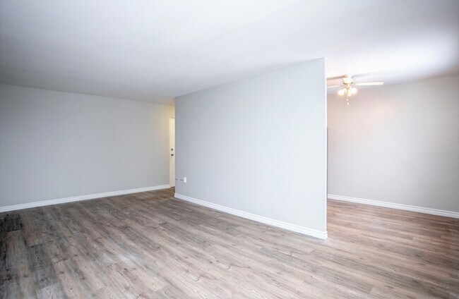 Photo du bâtiment - Kingsberry Towers Apartments