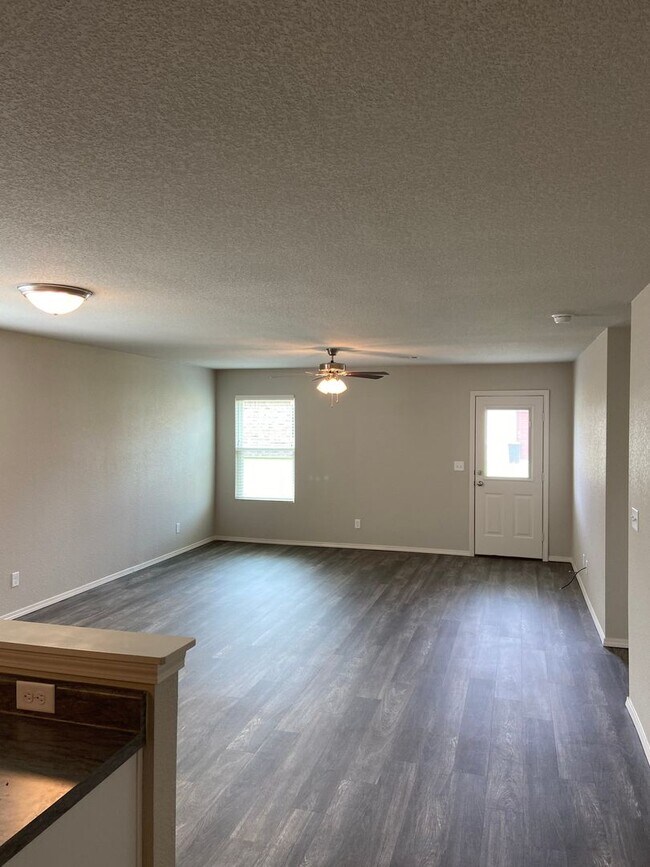 Foto del edificio - *Pre-Leasing* Four Bedroom | Two Bath Home...