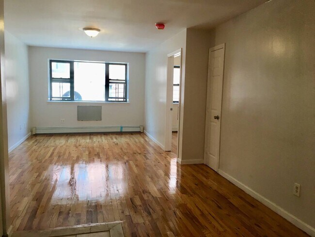 Foto del edificio - 2182 Davidson Ave