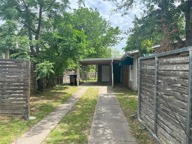 Building Photo - 512 Krebs Ln