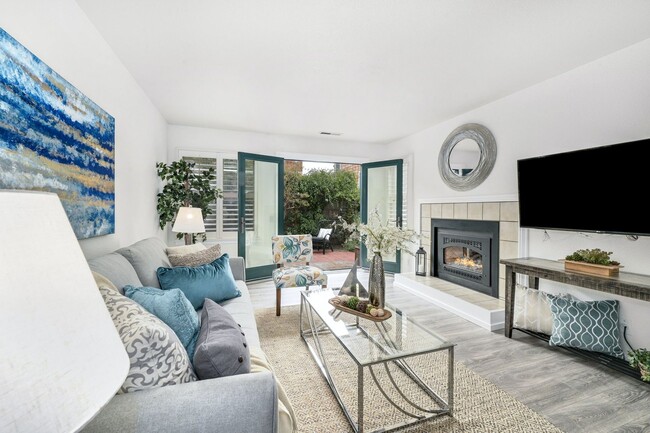 Building Photo - Bright & Spacious Townhouse in Gated Commu...