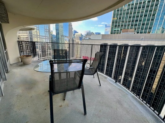 Foto del edificio - 300 N State St
