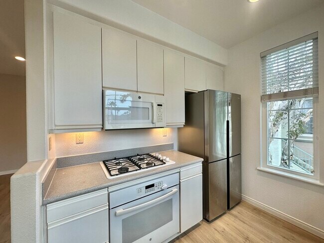 Foto del edificio - Second Floor Updated 2 BD / 2 BA In Carmel...