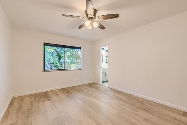 Foto del edificio - 402 Wood Bine Dr