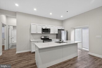 Building Photo - 980 N Marshall St