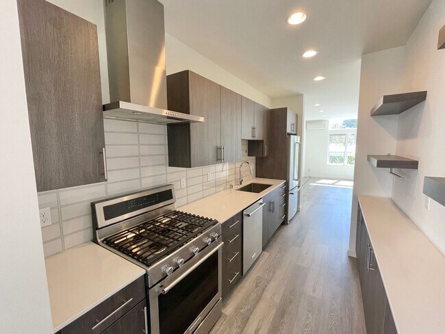 Foto del edificio - 4 Star Green Built 2-Bedroom, 2-Bath + Den Townhome