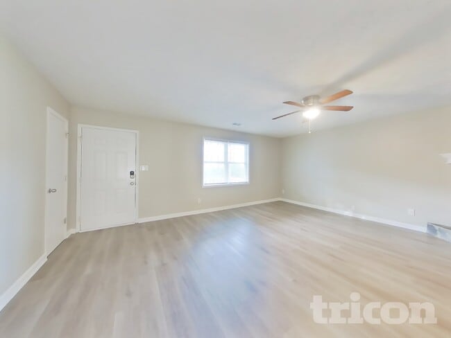 Building Photo - 211 Robin Ln