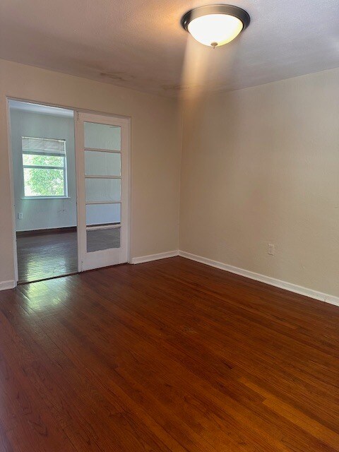 Comedor - 516 E Esther St