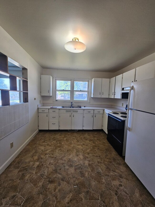 Building Photo - 2 BED | 1 BATH | SINGLE-LEVEL HOME | ROBBI...