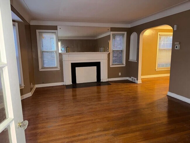 Building Photo - 3-Bedroom Detroit Home with Garage and Sun Porch