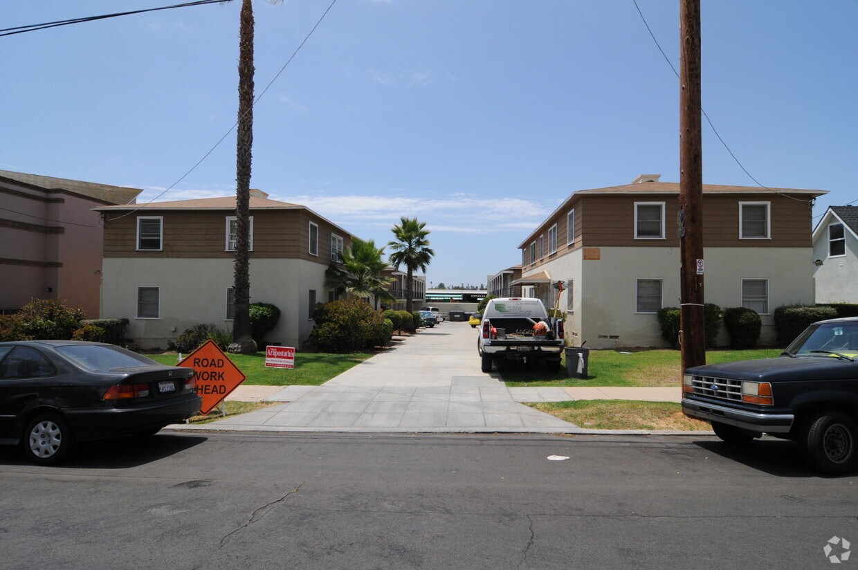 Primary Photo - 4818-4832 1/2 Palm Ave