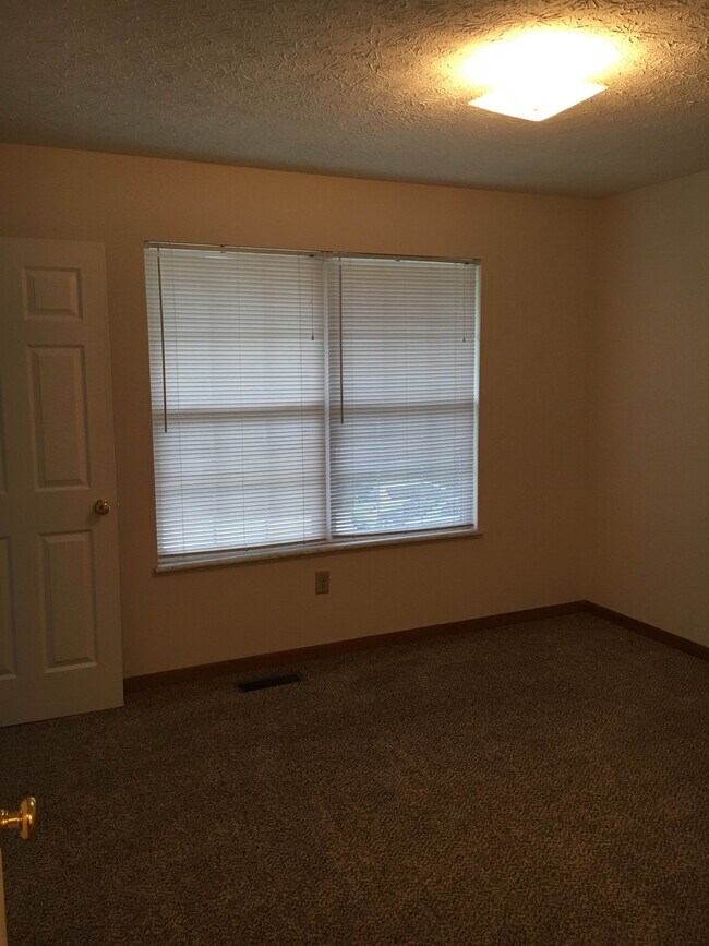 Building Photo - 758 Village Dr