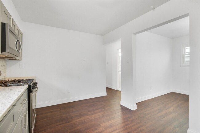 Building Photo - 138 Carteret Ave
