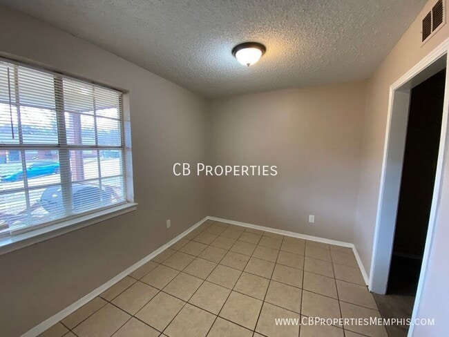 Foto del edificio - 1317 Halcomb Ln