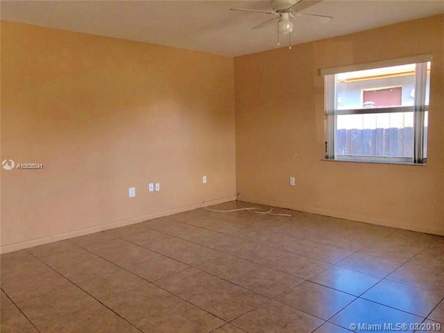 Building Photo - 319 NE 35th Ct