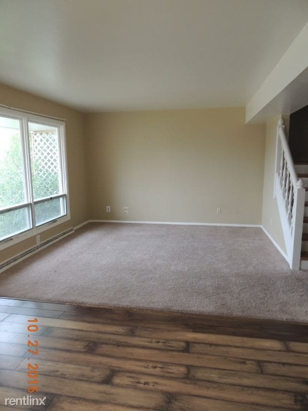 Building Photo - 3 br, 1.5 bath Townhome - 220 5th St W