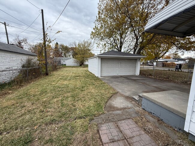 Foto del edificio - 13155 Sidonie Ave