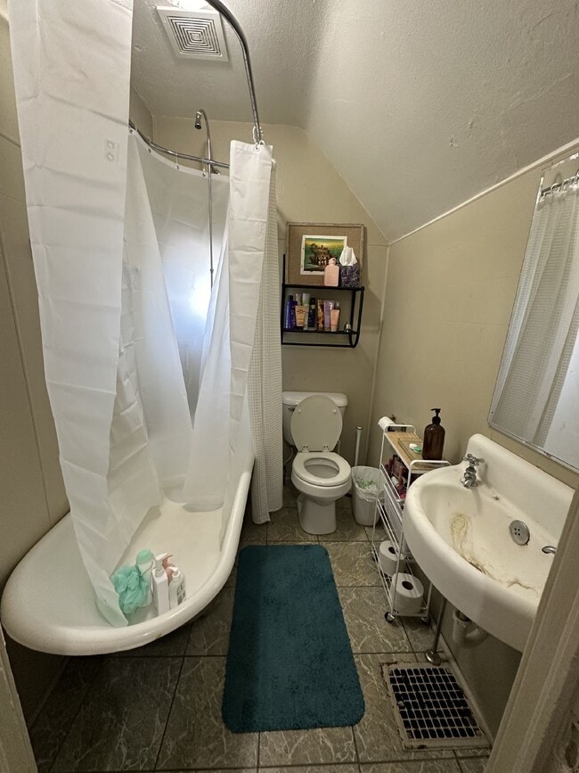 Building Photo - 1 bed 1 bath near downtown and UWEC