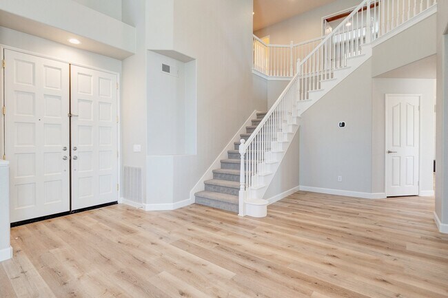 Building Photo - Walking Distance to LCC High School