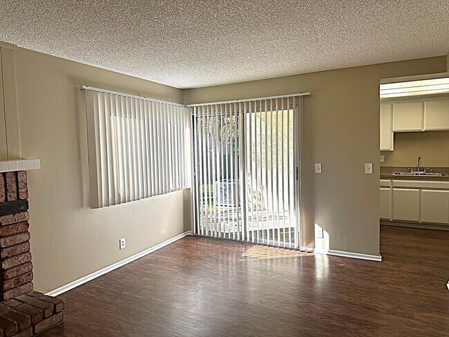 Building Photo - Spacious and Well Maintained 3 Bedroom Con...