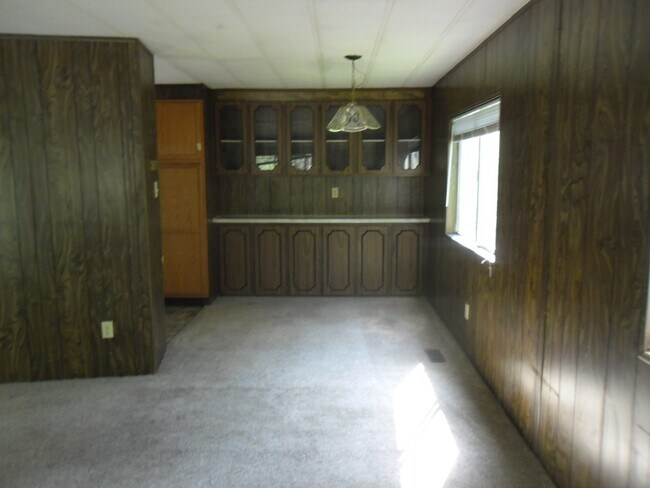 Building Photo - Elbow room