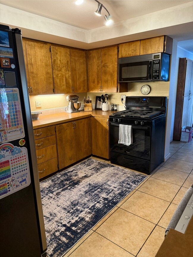 Building Photo - 817 E Jewett Blvd