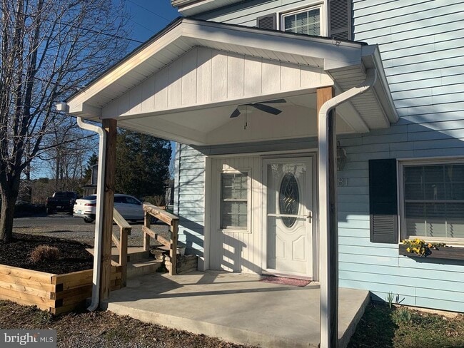 Building Photo - 3bd 2bth single family home with water views from all 4 sides!