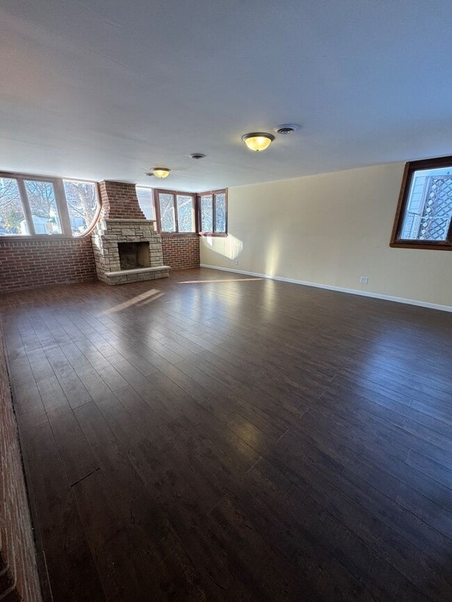 Foto del edificio - Large Ranch Style Home for Rent with Attached 2 car garage