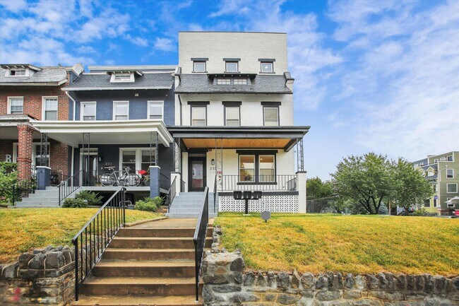 Front View with Lawn - 232 S St NE