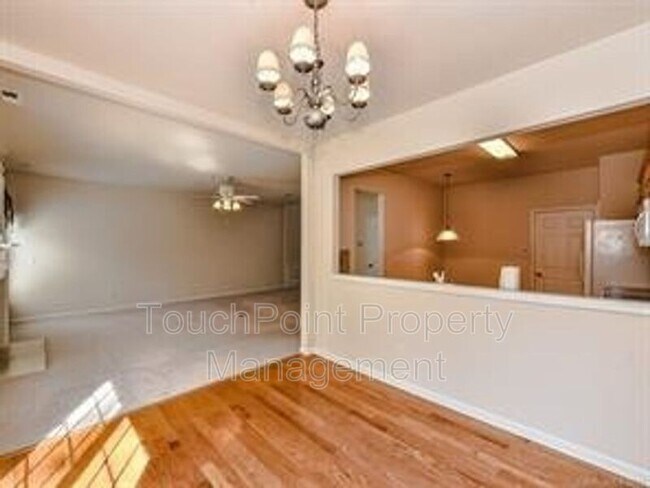 Foto del edificio - 9043 Mcalwaine Preserve Ave