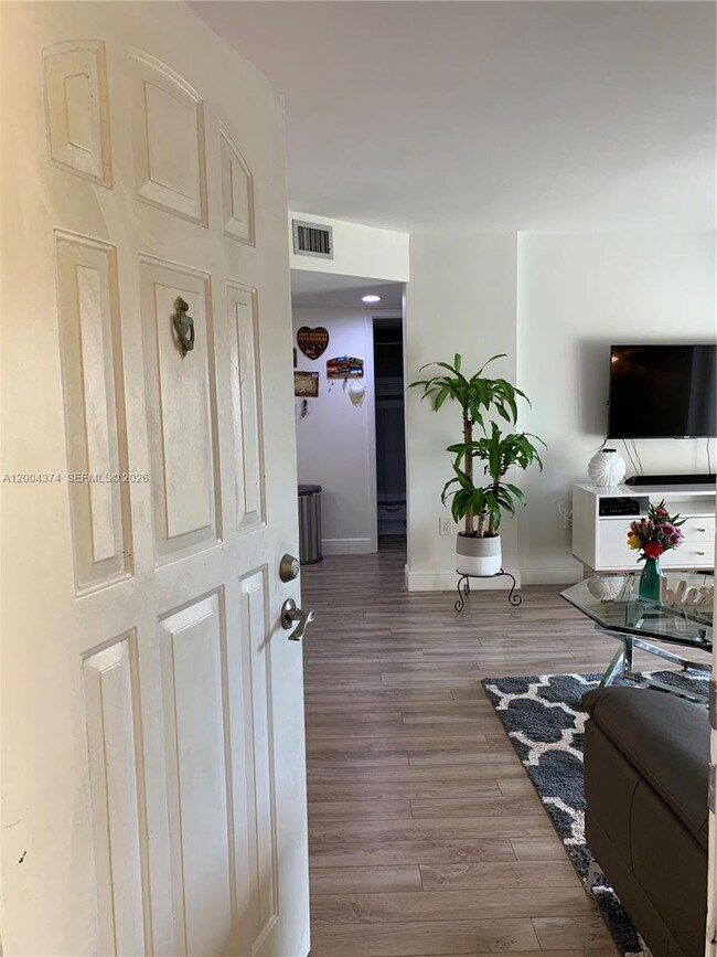 Foto del edificio - 8660 SW 212th St