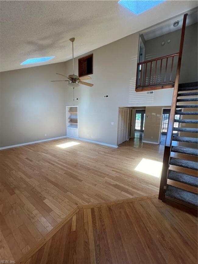 Building Photo - Terrific Townhome